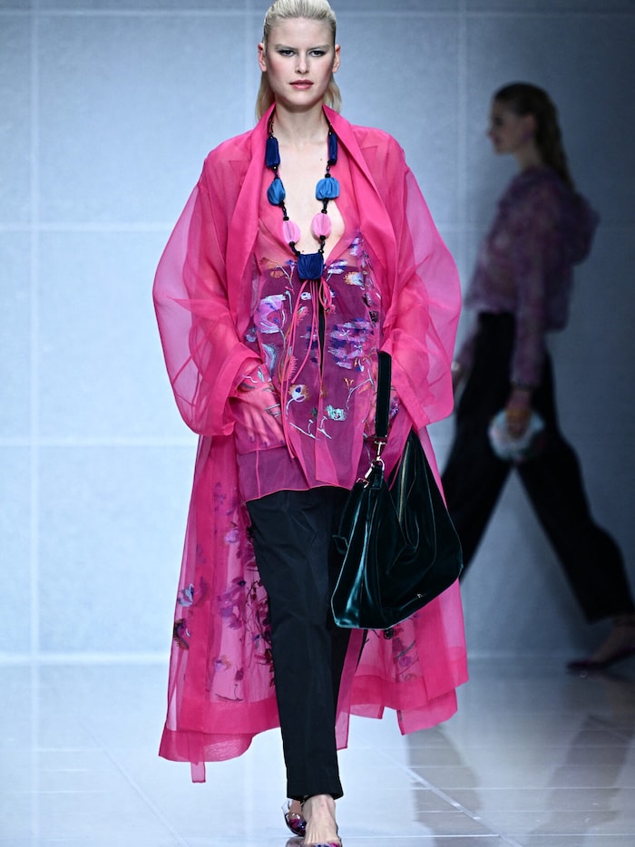 Florale Muster blühen auf den Kreationen von Giorgio Armani.
