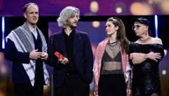 Ben Russell (links) und Guillaume Cailleau (2. v. links) bei der Berlinale (Bild: APA/AFP/John MACDOUGALL)