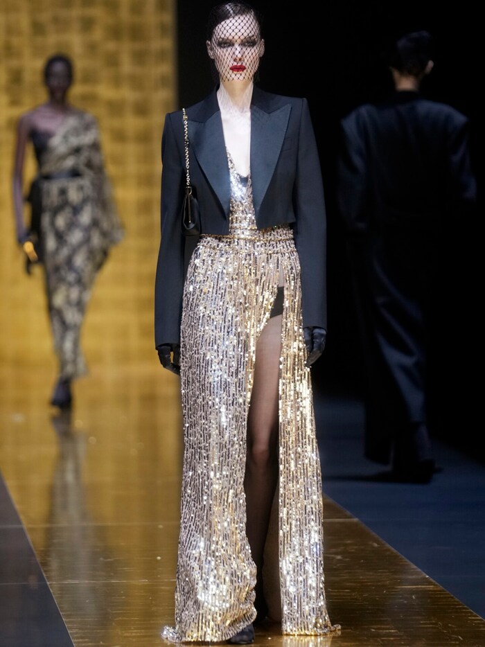 Smokingjacken werden über glitzernde Abendkleider getragen.