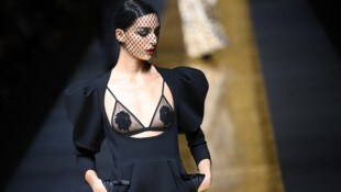 Ziemlich frivol ging es bei der Fashion Show von Dolce & Gabbana zu. (Bild: APA/AFP/Marco BERTORELLO)