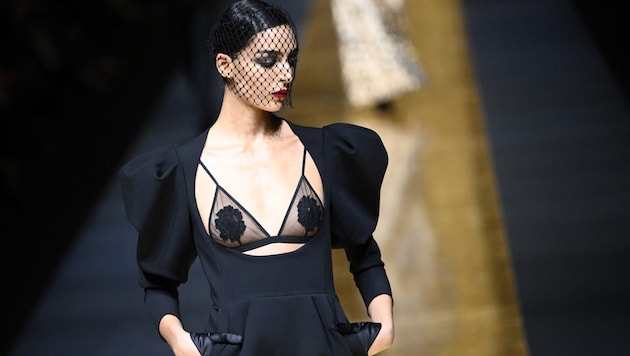 Ziemlich frivol ging es bei der Fashion Show von Dolce & Gabbana zu. (Bild: APA/AFP/Marco BERTORELLO)