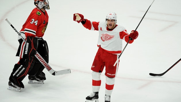 Patrick Kane (re.) lässt Detroit jubeln. (Bild: AP)
