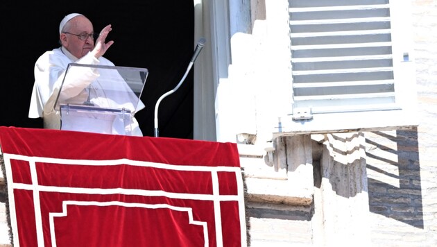 Papež František při modlitbě Anděl Páně 25. února (Bild: AFP)