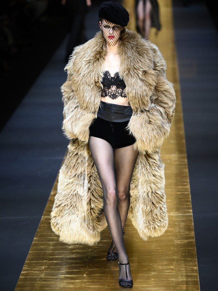 Lange Mäntel sind bei Dolce & Gabbana ebenfalls Thema.