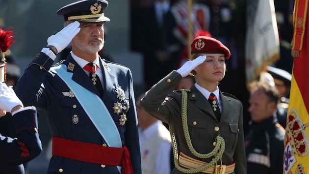 Kronprinzessin Leonor, im Bild mit ihrem Vater König Felipe, besucht seit letztem August die Allgemeine Militärakademie in Saragossa. Jetzt sorgt ein Sex-Skandal an der Akademie für Schlagzeilen. (Bild: AFP or licensors)