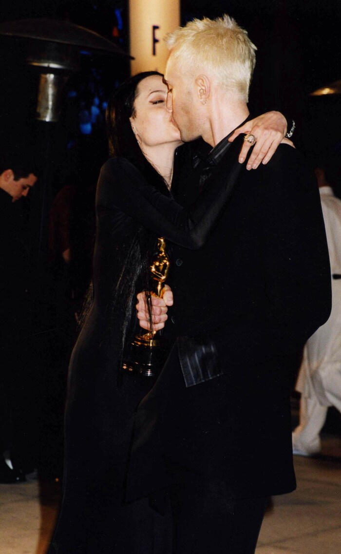 Bei den Oscars im Jahr 2000 küsste Angelina Jolie ihren Bruder James Haven.