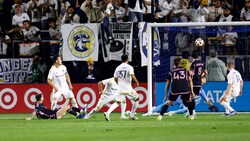 Lionel Messi (li.) trifft in der Nachspielzeit. (Bild: APA/Getty Images via AFP/GETTY IMAGES/KEVORK DJANSEZIAN)