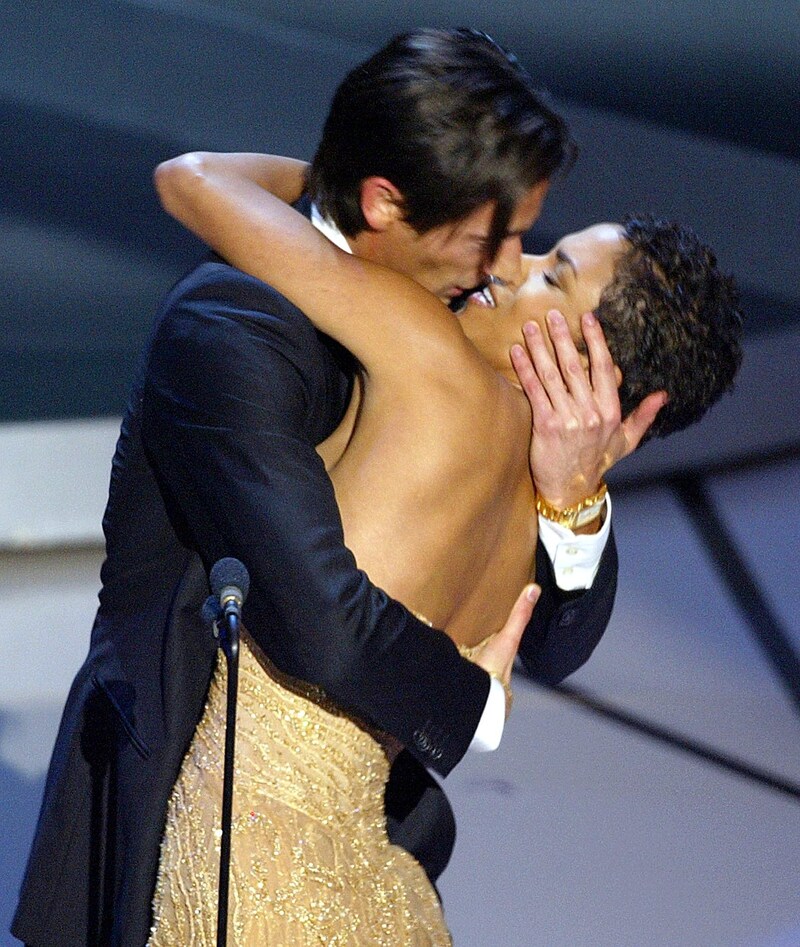 Adrien Brody küsste Schauspiel-Kollegin Halle Berry.  (Bild: APA/ TIMOTHY A. CLARY / AFP)