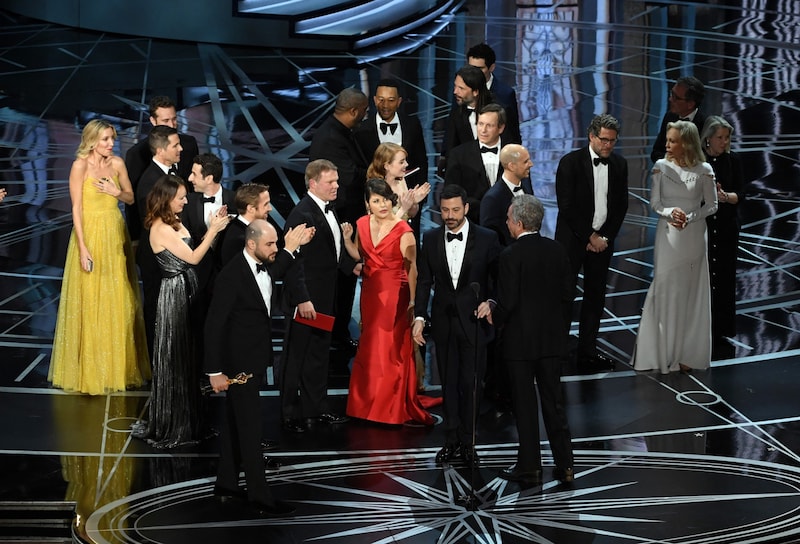 La La Land“-Produzent Jordan Horowitz (unten links) unterbrach die Show, um den Gewinner des besten Films, „Moonlight“, zu verkünden (Bild: APA/ Kevin Winter/Getty Images/AFP )