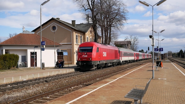 Entlang der Marchegger Ostbahn wird der zweigleisige Ausbau noch heuer abgeschlossen sein. (Bild: Wikimedia/Herbert Ortner)