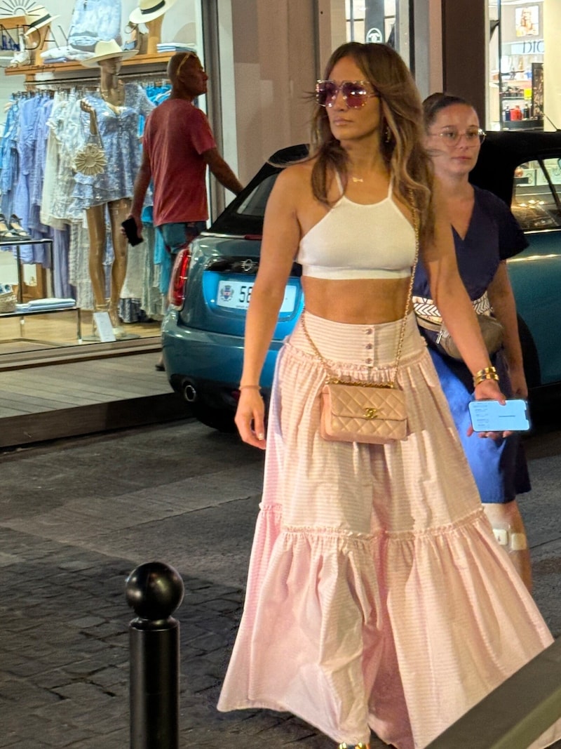 Jennifer Lopez beim Shoppen im bauchfreien Top. (Bild: www.viennareport.at)