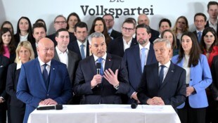 Stocker, Nehammer und Lopatka (v. li.) mit den türkisen Kandidatinnen und Kandidaten für die Europawahl am 9. Juni (Bild: APA/ROLAND SCHLAGER)