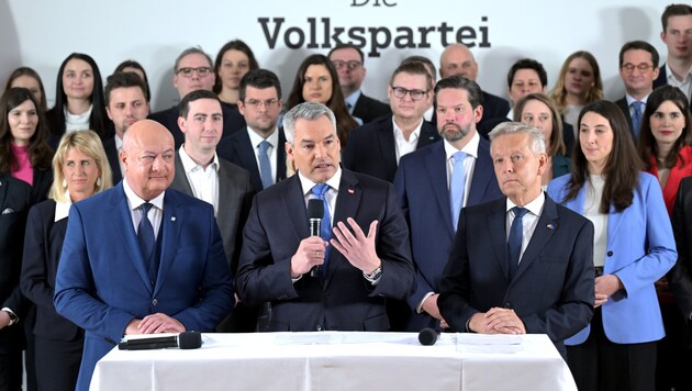 Stocker, Nehammer and Lopatka (from left) with the turquoise candidates for the European elections on June 9th (Bild: APA/ROLAND SCHLAGER)