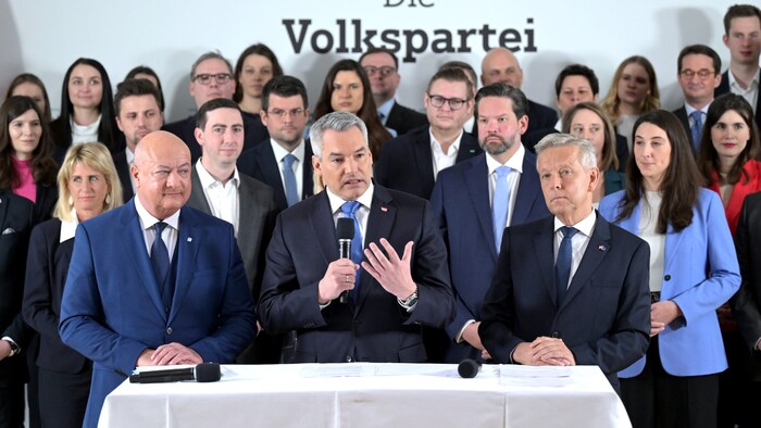 Stocker, Nehammer and Lopatka (from left) with the turquoise candidates for the European elections on June 9th