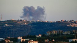 Nach einem Angriff der israelischen Armee steigt Rauch über libanesische Dörfer auf. (Symbolbild) (Bild: AFP)