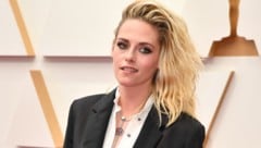 Kristen Stewart sorgte bei den Oscars 2022 mit einem unkonventionellen Look für Aufsehen. (Bild: APA/AFP/ANGELA WEISS)