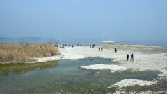 Vor rund einem Jahr war der Gardasee noch von Dürre geprägt - Niederschläge bescheren ihm heuer ein Rekordhoch.  (Bild: AFP )