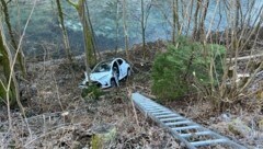 Das Auto der Lenkerin stürzte mehrere Meter die steile Böschung hinab. (Bild: BSB ÖA Philipp Pflügl / BFKDO Scheibbs)