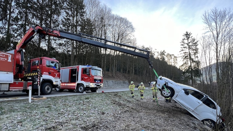 Die Feuerwehr musste das Wrack per Kranwagen bergen. (Bild: BSB ÖA Philipp Pflügl / BFKDO Scheibbs)