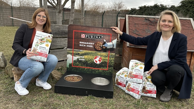 Katharina Krenn (left) and Elena Grishko from Nestlé-Purina brought the food supply to the animal shelter in person and got to know "Shiva" at her best. (Bild: Zwickl)