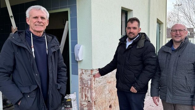 Bademeister Harri Moser (li.) ist seit 30 Jahren im Dienst. Er, Bürgermeister Kilian Brandstätter und Amtmann Dieter Horvath freuen sich auf die Jubiläumssaison 2024. (Bild: Gemeinde Gols)