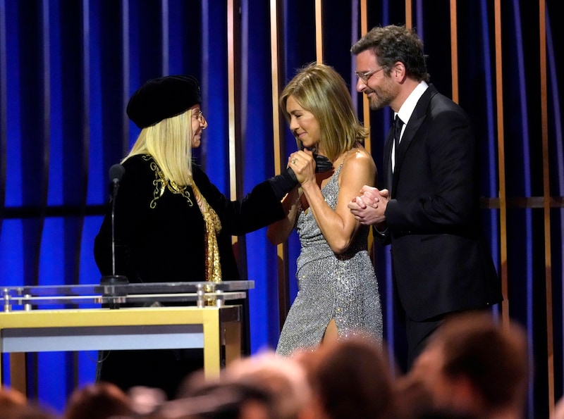 Jennifer Aniston und Bradley Cooper überreichten Barbara Streisand den SAG Lifetime Achievement Award. (Bild: Chris Pizzello/Invision/AP)