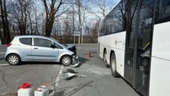 In Mattsee krachten ein Pkw und ein Bus zusammen. (Bild: FF Mattsee)