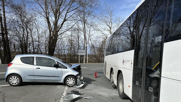 In Mattsee krachten ein Pkw und ein Bus zusammen. (Bild: FF Mattsee)