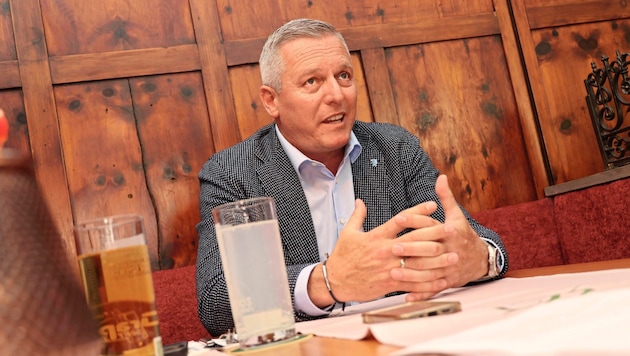 FPÖ-Chef Mario Kunasek beim „Krone“-Interview in seinem Stammlokal, dem Dionysos in Graz.