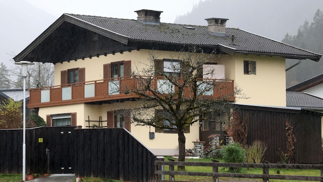 Pod koniec listopada 2023 r. w tym domu w Lofer wydarzyła się rzecz nie do pomyślenia: 32-letni mężczyzna zastrzelił własną matkę. (Bild: Hölzl Roland)