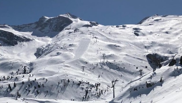 An avalanche reached an open ski slope in the Hintertux Glacier ski area. (Bild: Hintertuxer Gletscher)