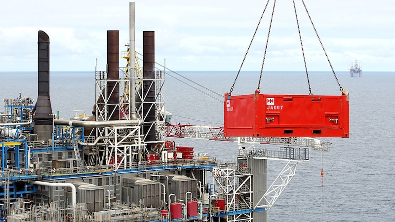 Erdgasförderplattformen (wie hier in Norwegen) verfügen über die notwendige Infrastruktur, um das klimaschädliche CO₂ in den Boden zurückzuführen. (Bild: APA/AFP/DANIEL SANNUM LAUTEN)