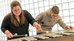 Die Schlagwerker Sarah Pletschko und David Edlinger haben das Konzert Brass &amp; Beats ...