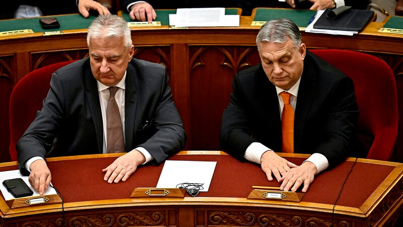 Ministerpräsident Viktor Orbán und sein Vize Zsolt Semjén bei der Abstimmung im Parlament (Bild: AP)