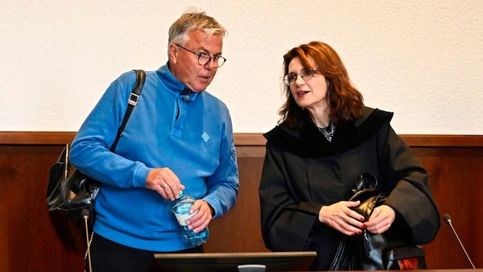 Verteidigerin Astrid Wagner mit Gerichtspsychiater Peter Hofmann. Wagner vertritt die Horror-Mutter.