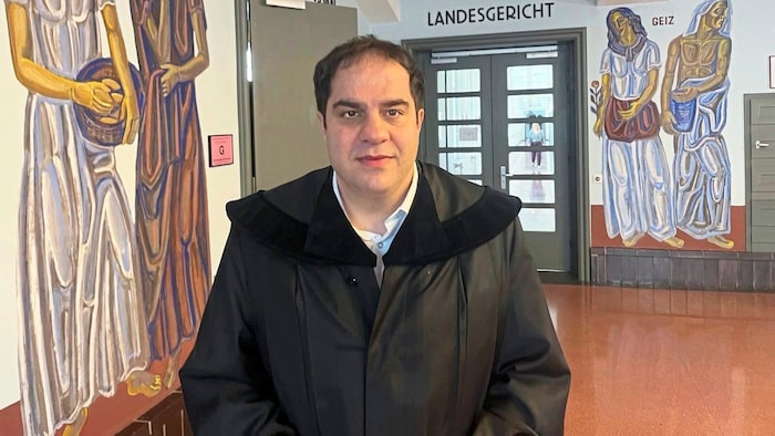 Die Zweitangeklagte wird von Sascha Flatz vertreten.