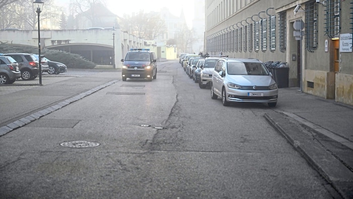 Düstere Stimmung vor dem Gericht in Krems, als der Bus um 8 Uhr die Angeklagten brachte.