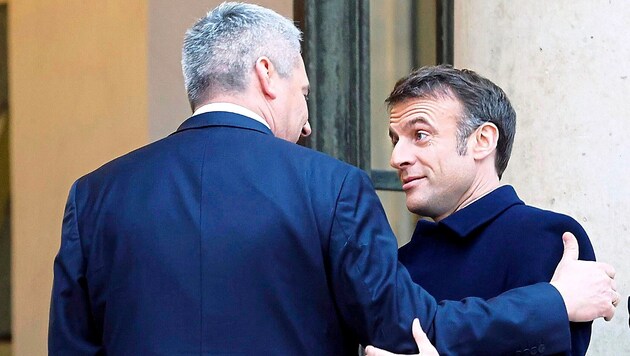 Federal Şansölye Karl Nehammer, Cumhurbaşkanı Emmanuel Macron'un davetini kabul etti. (Bild: Dragan TATIC)