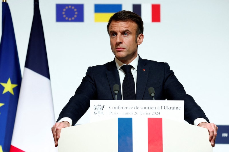 Frankreichs Präsident Macron ist mit Bauernprotesten konfrontiert. (Bild: APA/AFP/POOL/GONZALO FUENTES)