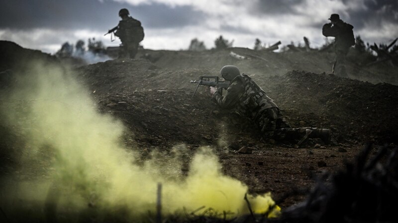 Ukrainische und französische Soldaten trainieren im November 2023 gemeinsam in einem Lager in Frankreich. (Bild: APA/AFP/OLIVIER CHASSIGNOLE)