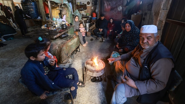 Egy menekült palesztin család a Gázai övezetbeli Khan Yunisban - a gázai lakosok a ramadán idejére tűzszünetet remélhetnek. (Bild: APA/AFP/MOHAMMED ABED)