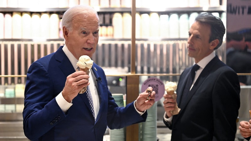 Eisessen und Weltpolitik: Joe Biden mit Talkshow-Host Seth Meyers in New York (Bild: APA/AFP/Jim WATSON)