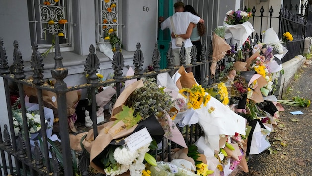Számos ember virágot helyezett el Baird lakása előtt a Paddington negyedben. (Bild: AP)