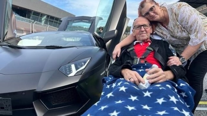 Otto mit Ehefrau Bettina und dem Lamborghini