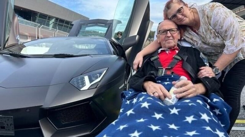 Otto mit Ehefrau Bettina und dem Lamborghini (Bild: Rollende Engel)