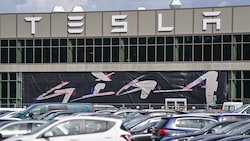 Tesla will das Werk in Grünheide noch weiter ausbauen. (Bild: APA/dpa/Patrick Pleul)