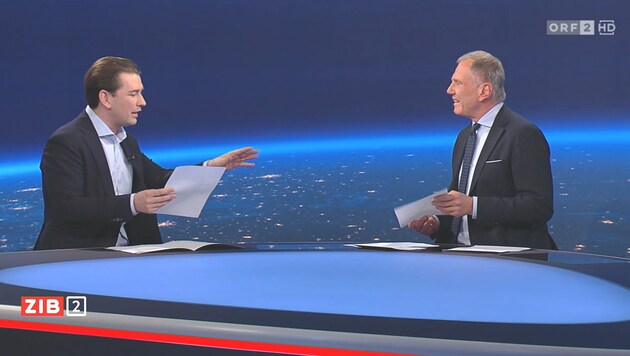 Sebastian Kurz (left) and Armin Wolf: paperwork in "ZiB 2" (Bild: Screenshot/ORF)