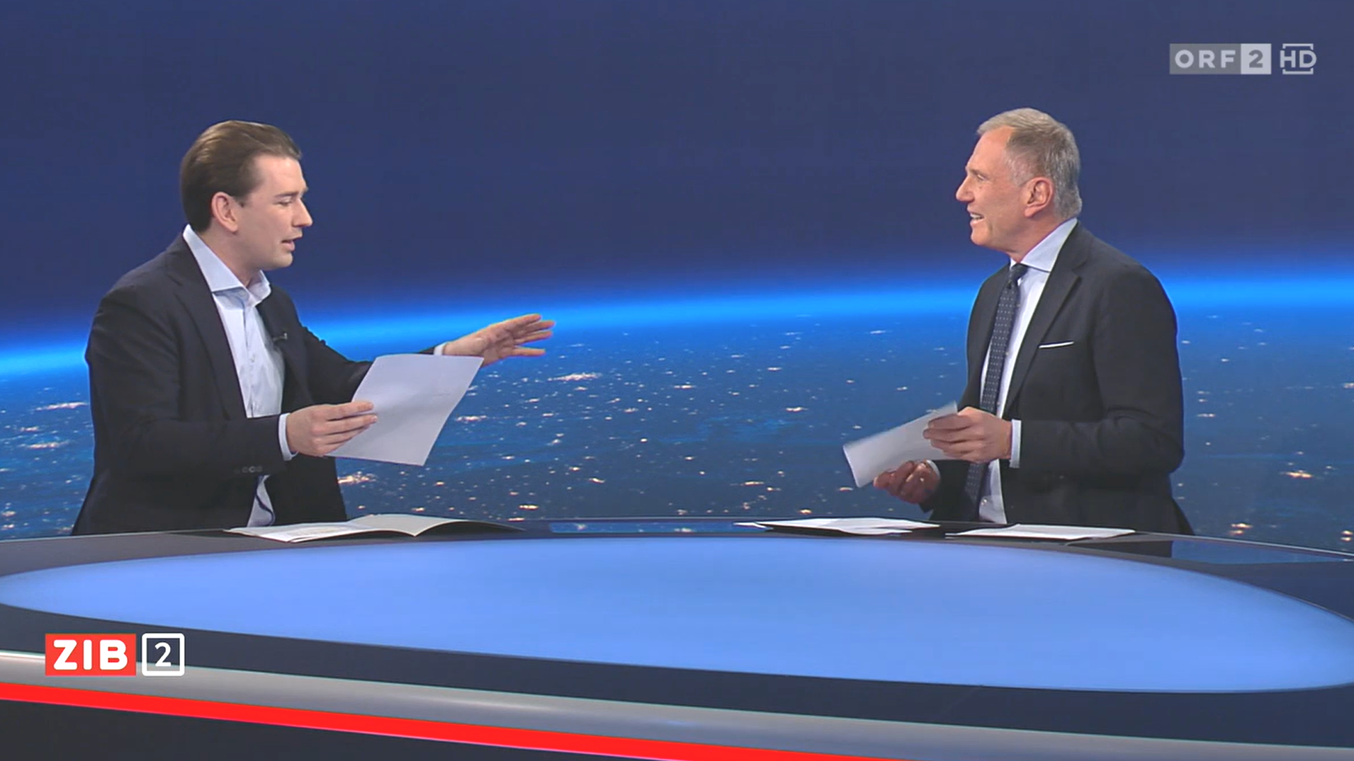 Sebastian Kurz (balra) és Armin Wolf: papírmunka a "ZiB 2"-ben. (Bild: Screenshot/ORF)