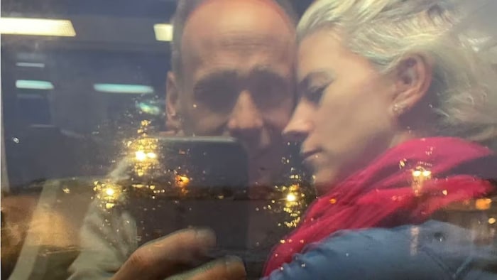 Sie lernten sich ganz romantisch und man möchte fast sagen, auf eine altmodische Art und Weise kennen. 