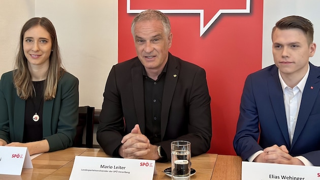 Parteichef Mario Leiter (Mitte) mit Stefanie Matei und Elias Wehinger. (Bild: SPÖ Vorarlberg)